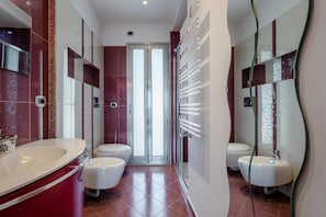 Douche, baignoire Ă jets, sĂšche-cheveux, bidet
