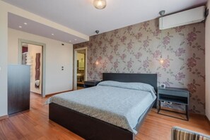 3 bedrooms, iron/ironing board, bed sheets