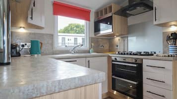 Cottage | Private kitchen | Dishwasher, cookware/dishes/utensils