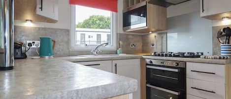 Cottage | Cuisine privée | Lave-vaisselle, batterie de cuisine, vaisselle et ustensiles