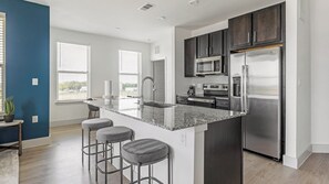 Appartement, 2 slaapkamers | Privékeuken | Een koelkast met diepvriezer, een microgolfoven, een oven, een kookplaat