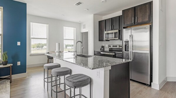Appartement, 2 chambres | Cuisine privée | Réfrigérateur grande capacité avec congélateur, four à micro-ondes