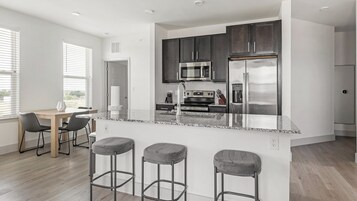 Refrigerador con freezer, microondas, horno, placa de cocina