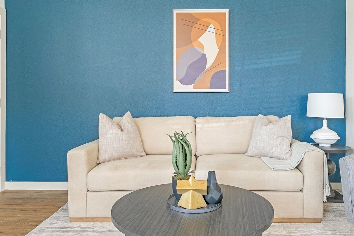 Apartment, 3 Bedrooms, 2 Bathrooms (3 QueenBed) | Living area | 50-inch TV with digital channels