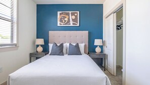 Appartement, 3 chambres (3 QueenBed) | Décor unique, ameublement unique, bureau