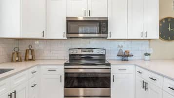 Full-size fridge, microwave, oven, stovetop