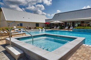 季节性开放的室外游泳池，免费小屋，日光浴躺椅