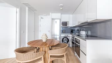 Appartement, 1 tweepersoonsbed met slaapbank | Privékeuken | Een koelkast, een microgolfoven, een oven, een kookplaat