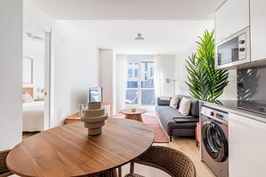 Apartemen, 1 Tempat Tidur Double dengan tempat tidur Sofa, teras | Ruang makan