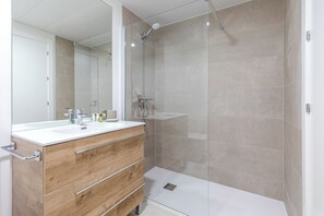 Apartament, 1 llit doble i sofà llit, terrassa | Bany | Dutxa, articles de tocador gratuïts, assecador de cabells i tovalloles 
