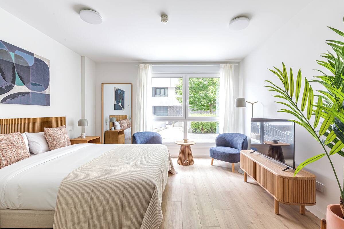 Soundproofing, iron/ironing board, WiFi (free), bed sheets