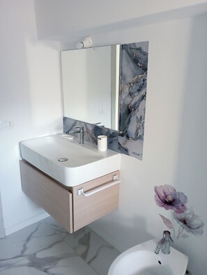 Bidet, tovalloles, sabó i paper higiènic
