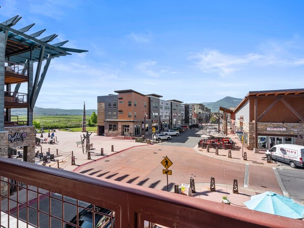 المنطقة المحيطة بالمنشأة