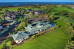 Zona residencial amb diverses cases, un camp de golf i vista a l'oceà.