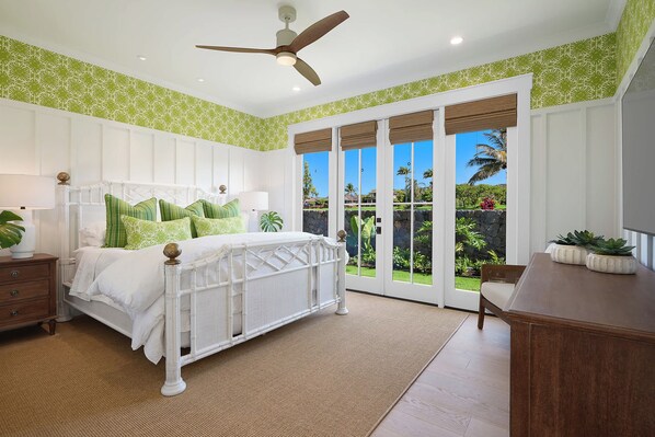 Un dormitorio con cama, escritorio y vistas al exterior.