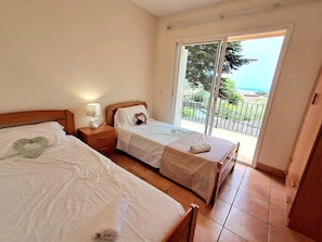 5 bedrooms, desk, iron/ironing board, travel crib