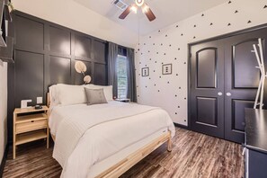 3 bedrooms, desk, iron/ironing board, travel crib