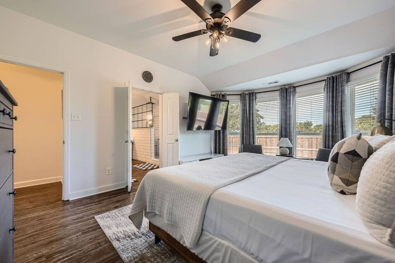 3 bedrooms, desk, iron/ironing board, travel crib