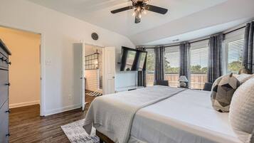 3 bedrooms, desk, iron/ironing board, travel crib