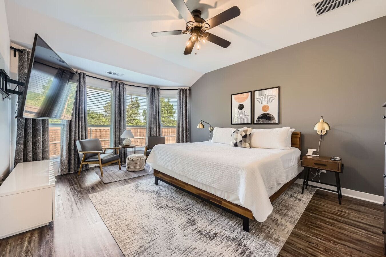 3 bedrooms, desk, iron/ironing board, travel cot