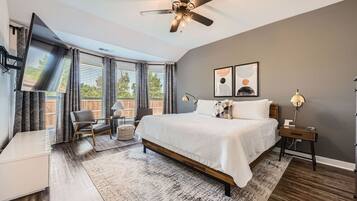 3 bedrooms, desk, iron/ironing board, travel cot