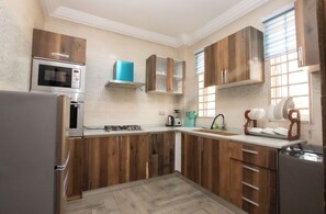 Microwave, oven, stovetop - A homey haven in the town center, blending tranquility with urban convenience. (Accra)