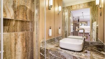 Apartment, Stadtblick | Badezimmer | Umweltfreundliche Kosmetikartikel, Haartrockner, Handtücher, Seife