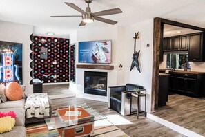 TV, fireplace, video games, DVD player - The Soundwave Retreat 🌴 Pool, Spa & Golf Oasis (Casselberry)