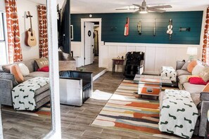 Una televisión, una chimenea, videojuegos, un reproductor de DVD