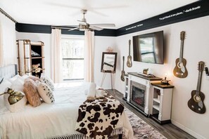 4 bedrooms, desk, iron/ironing board, travel cot