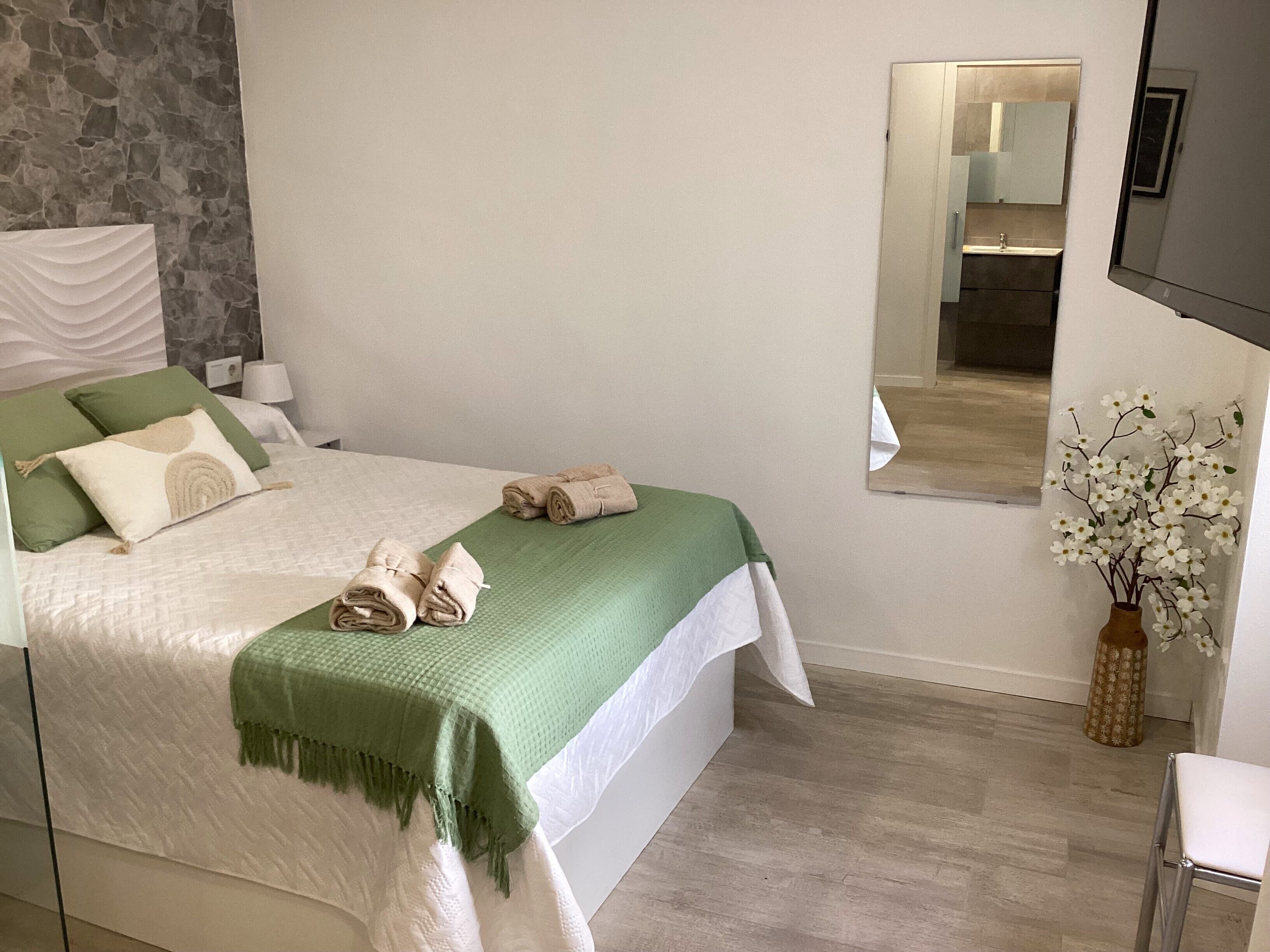 1 slaapkamer, een strijkplank/strijkijzer, wifi, beddengoed