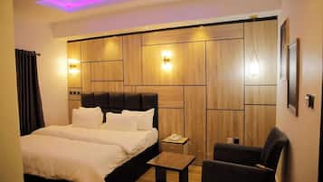 Escritorio, espacio para trabajar con laptop y wifi gratis