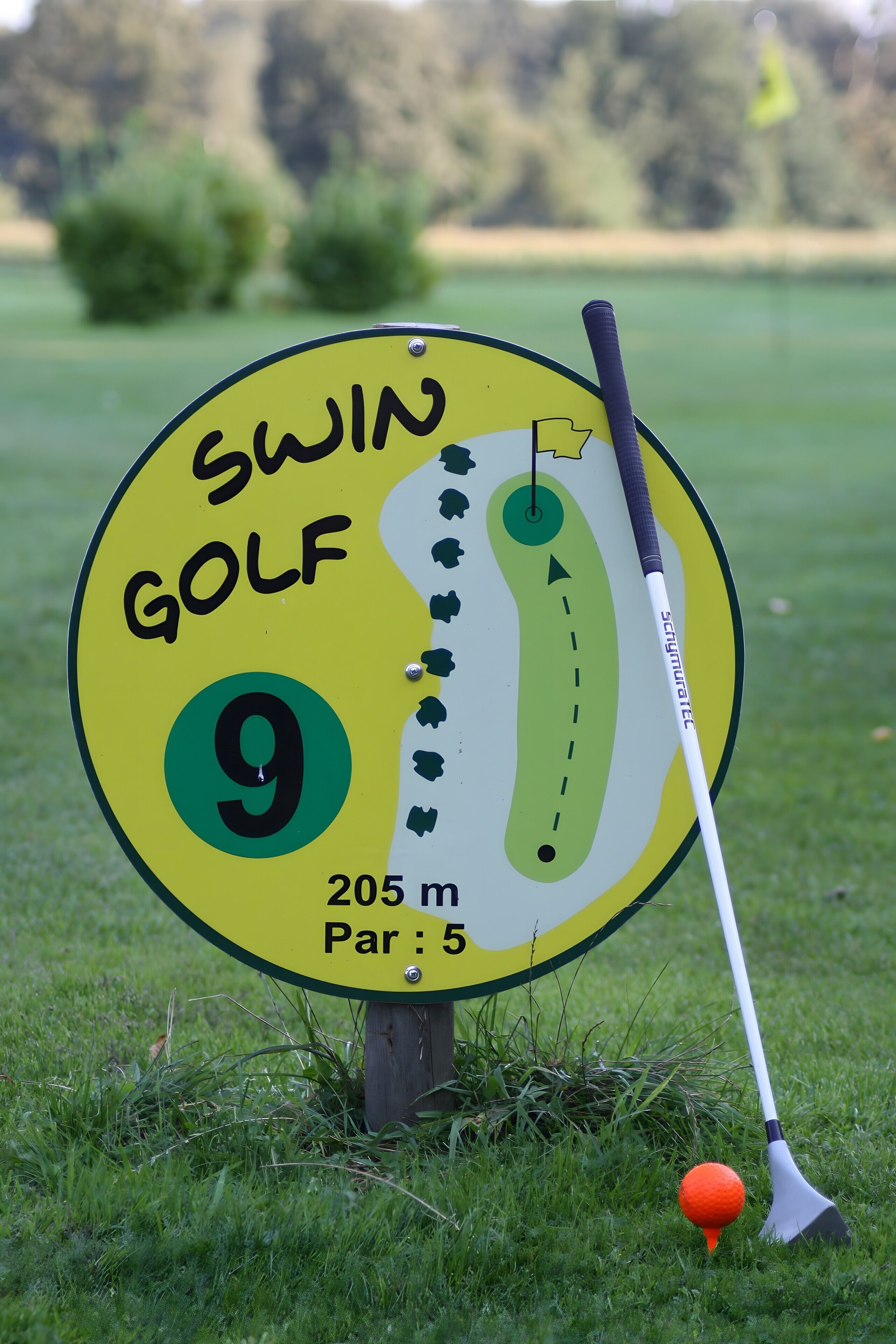Un panneau indiquant un terrain de golf avec l’inscription « SWIN GOLF » et la mention « 205 m ».