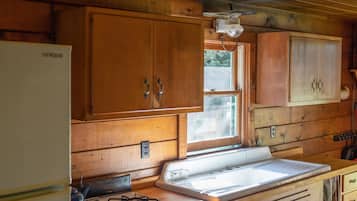 KylskÄp, ugn, spishÀll och grytor/köksredskap