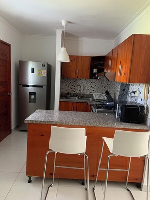 Frigorifero, microonde, forno, piano cottura