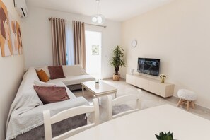 Leilighet – premium, balkong, byutsikt | Oppholdsområde | En 43-tommers LED-TV med digitale kanaler