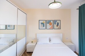 Blackout curtains, iron/ironing board, free WiFi, bed sheets - Captain's Residence (Ksamil)