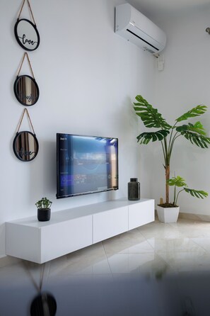 Comfort Apartment, Balcony, City View | Living area