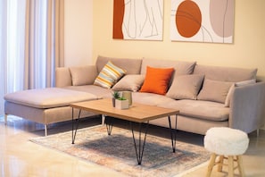 Leilighet – superior, balkong, byutsikt | Oppholdsområde | En 43-tommers LED-TV med digitale kanaler