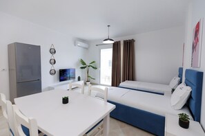 Comfort Apartment, Balcony, City View | Living area
