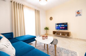 Appartement, balcon, vue ville | Coin séjour | Télévision LED de 43 pouces avec chaßnes numériques