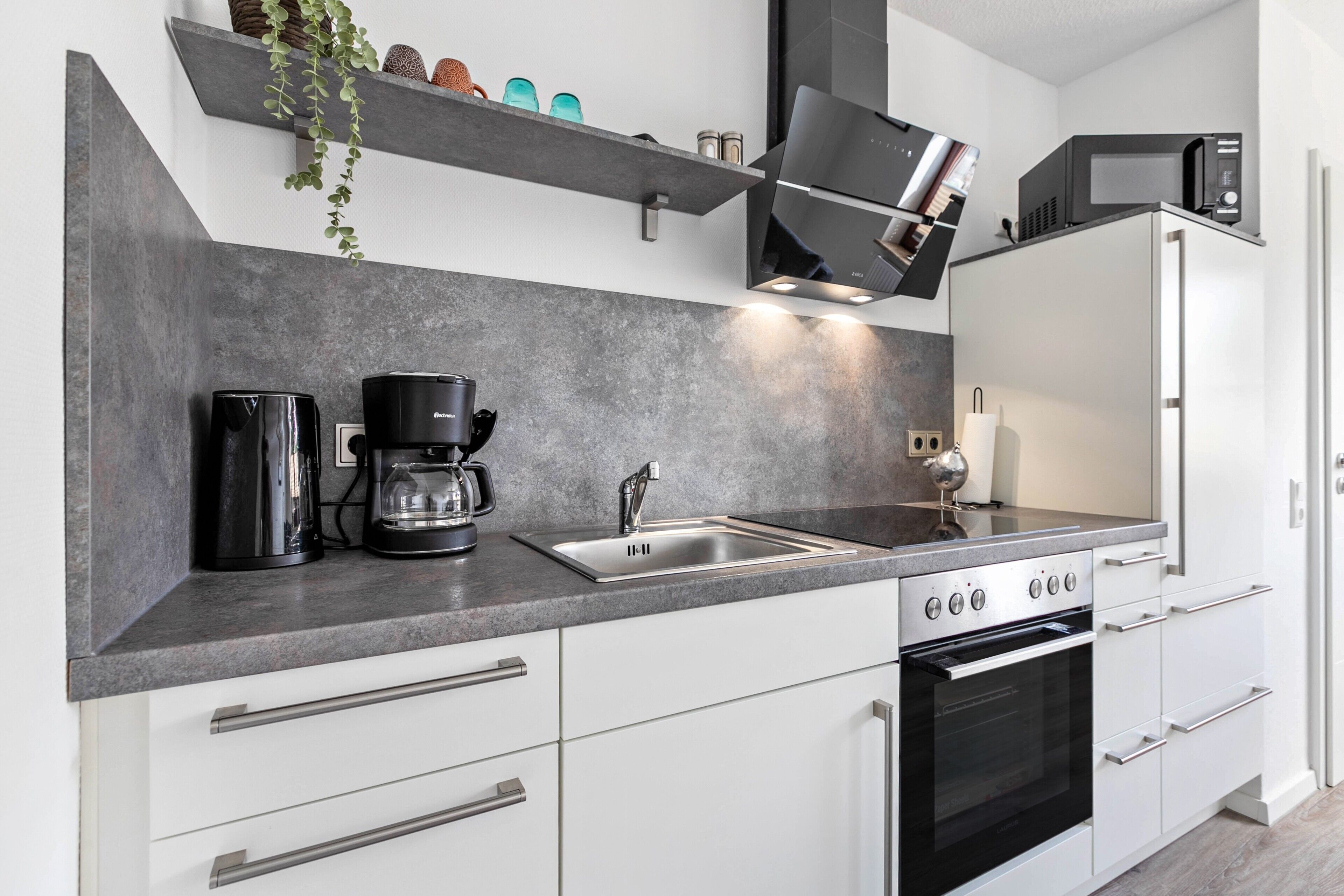 Réfrigérateur, micro-ondes, four, plaque de cuisson