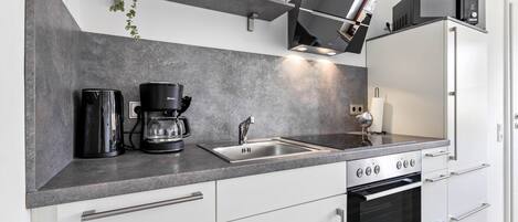 Kühlschrank, Mikrowelle, Ofen, Herdplatte