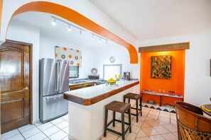 Réfrigérateur, micro-ondes, plaque de cuisson, cafetière/bouilloire