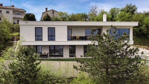 A modern two-story house with large windows, a balcony, and a flat roof. - La Lita. Panoramic Sea View- Fast Wi-Fi -Free Parking (Šmarje pri Kopru)