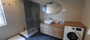 Bidet, serviettes fournies, papier toilette