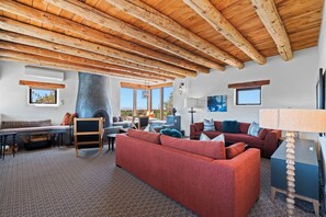 智能電視、壁爐、足球機