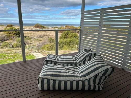 Dune Sea - Modern 2 storey , Beachfront! Off Peak special available!