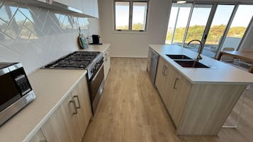 Jääkaappi, mikroaaltouuni, uuni, astianpesukone