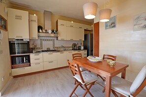 Réfrigérateur, four à micro-ondes, un four, surface de cuisson